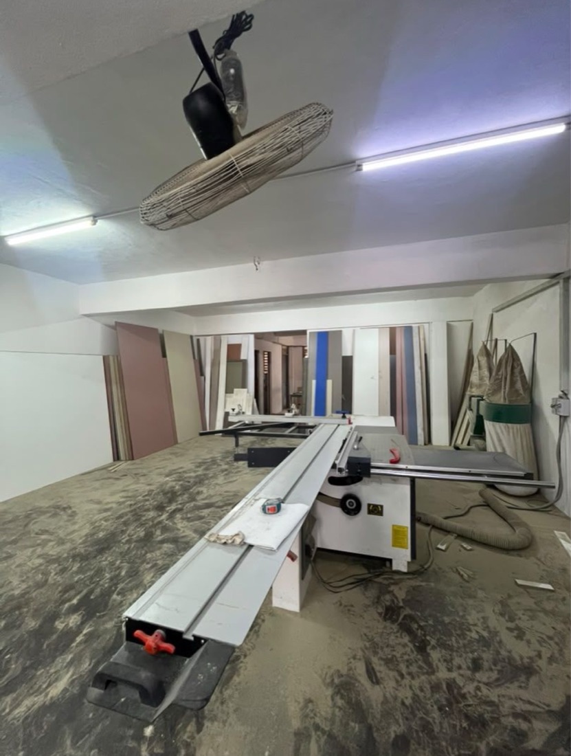 Mesin panel saw dan stok papan di kilang Zureno
