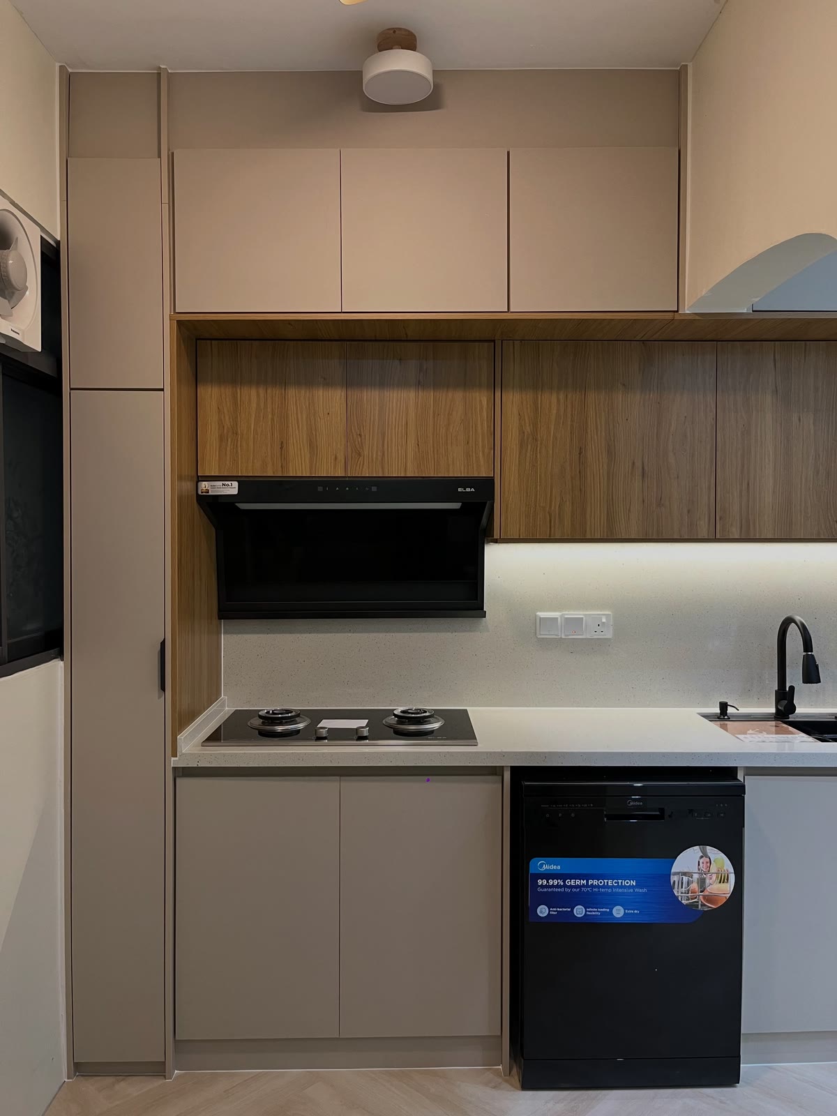 Kabinet dapur dua tona dengan LED