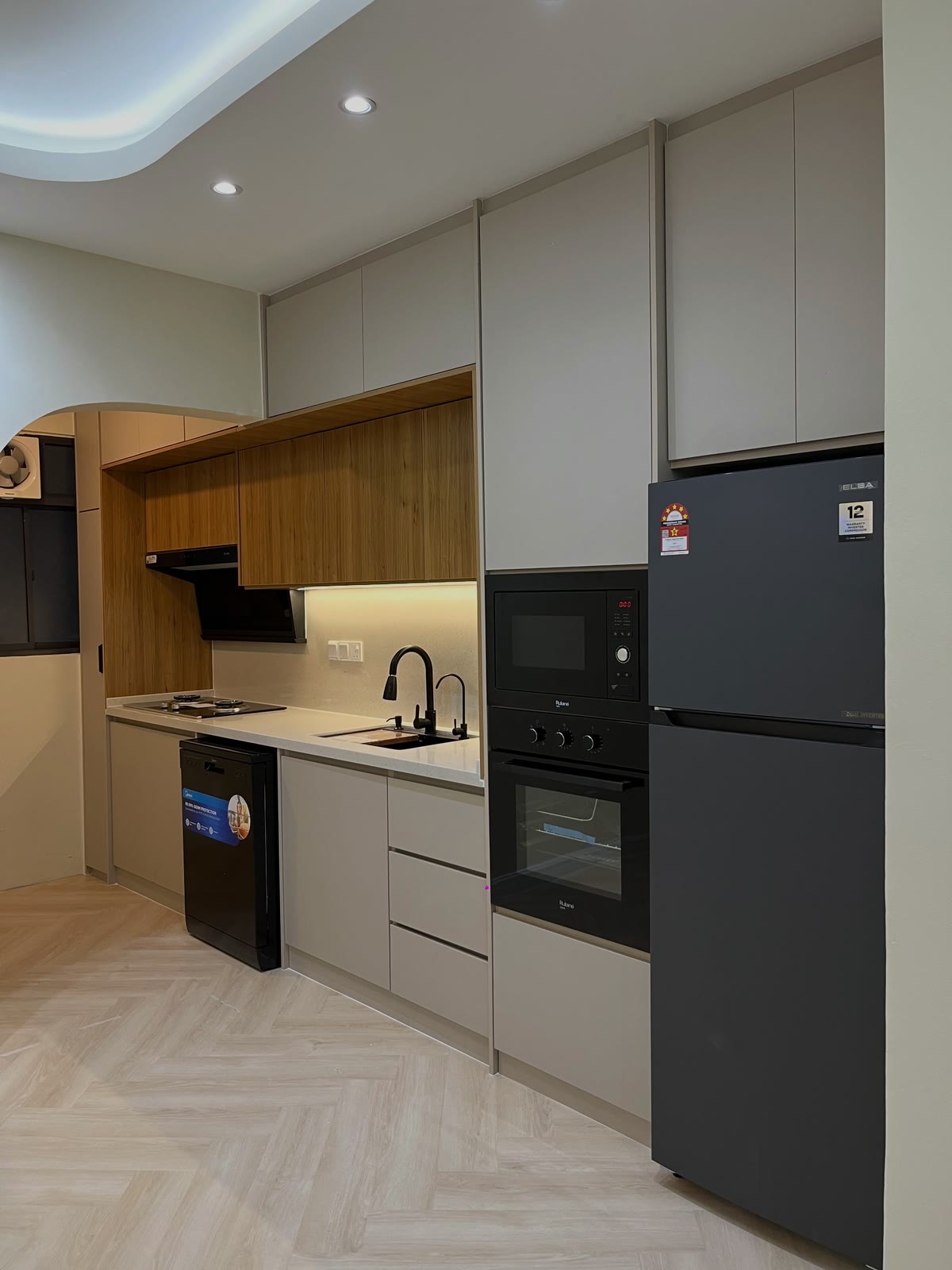 Kabinet dapur custom Zureno — tona grey & kayu oak dengan built-in oven
