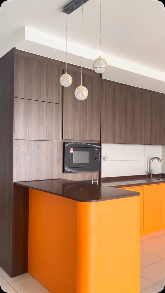 Kabinet dapur Dark Oak dengan island warna oren Mandarin